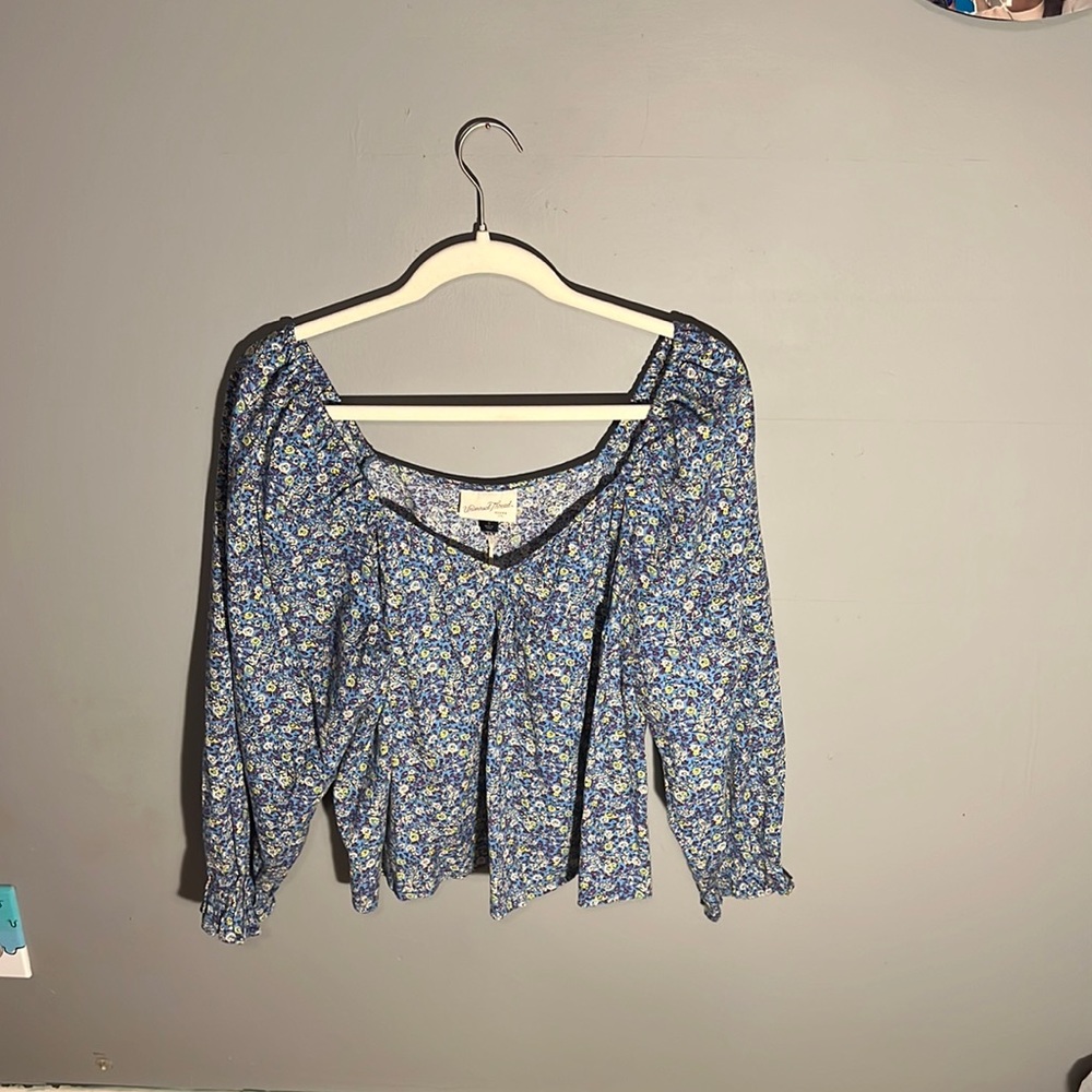 Never worn floral blouse. Original 25$ from target.